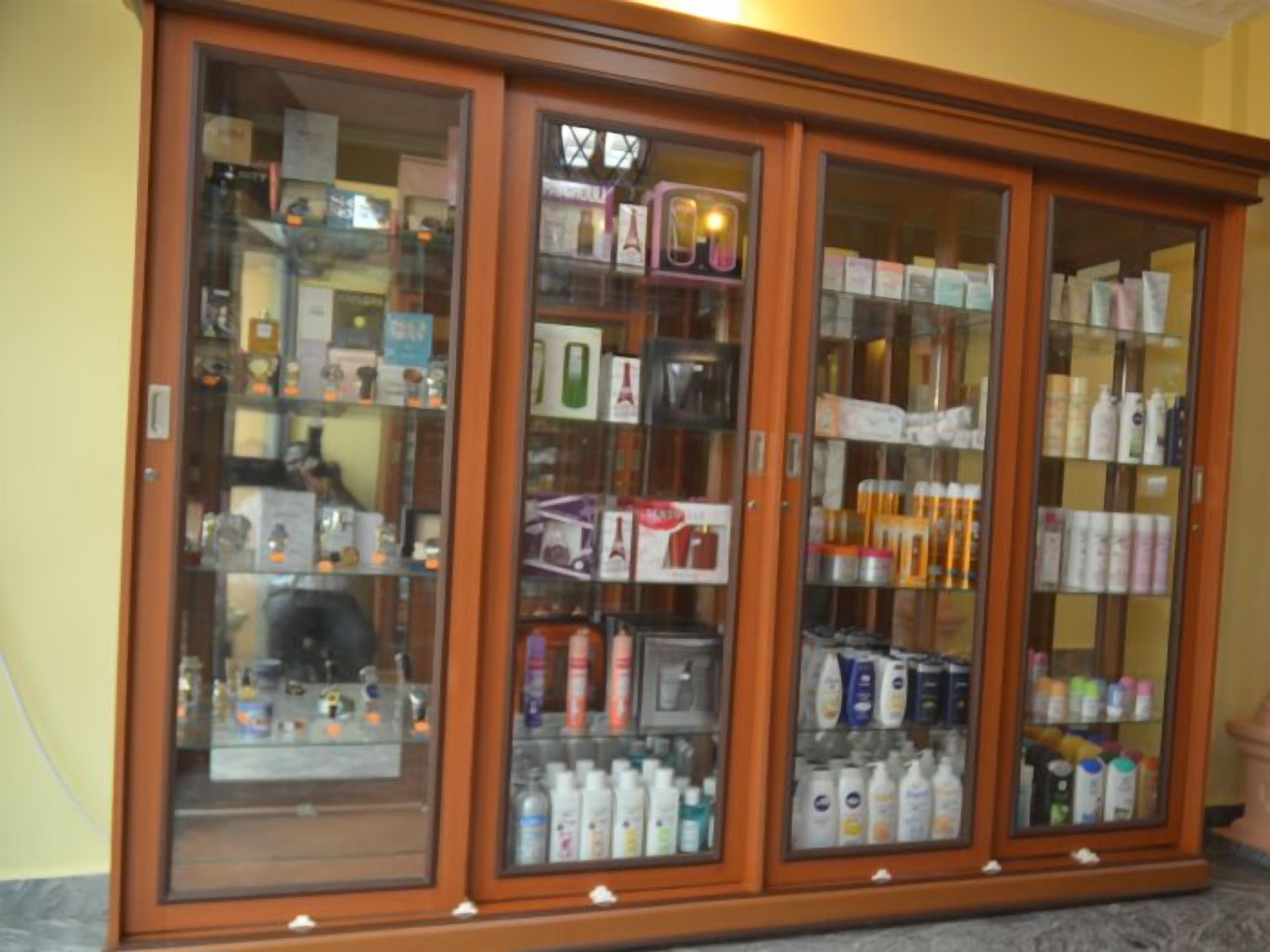 Eine Vitrine mit verschiedenen Produkten.