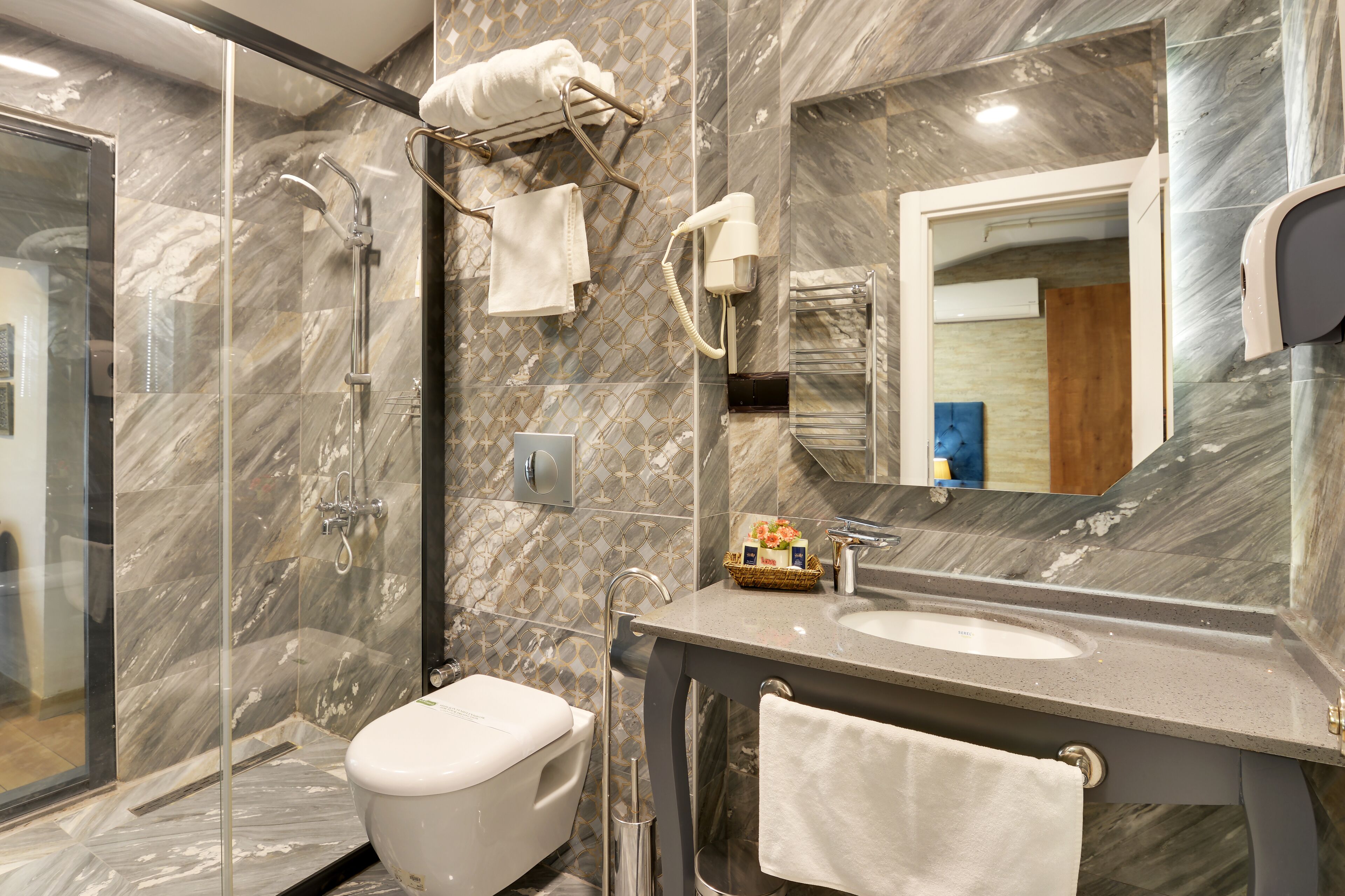 executive room | bathroom | shower, hair dryer, slippers, towels