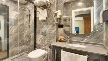 Executive Room | Bathroom | Shower, hair dryer, slippers, towels