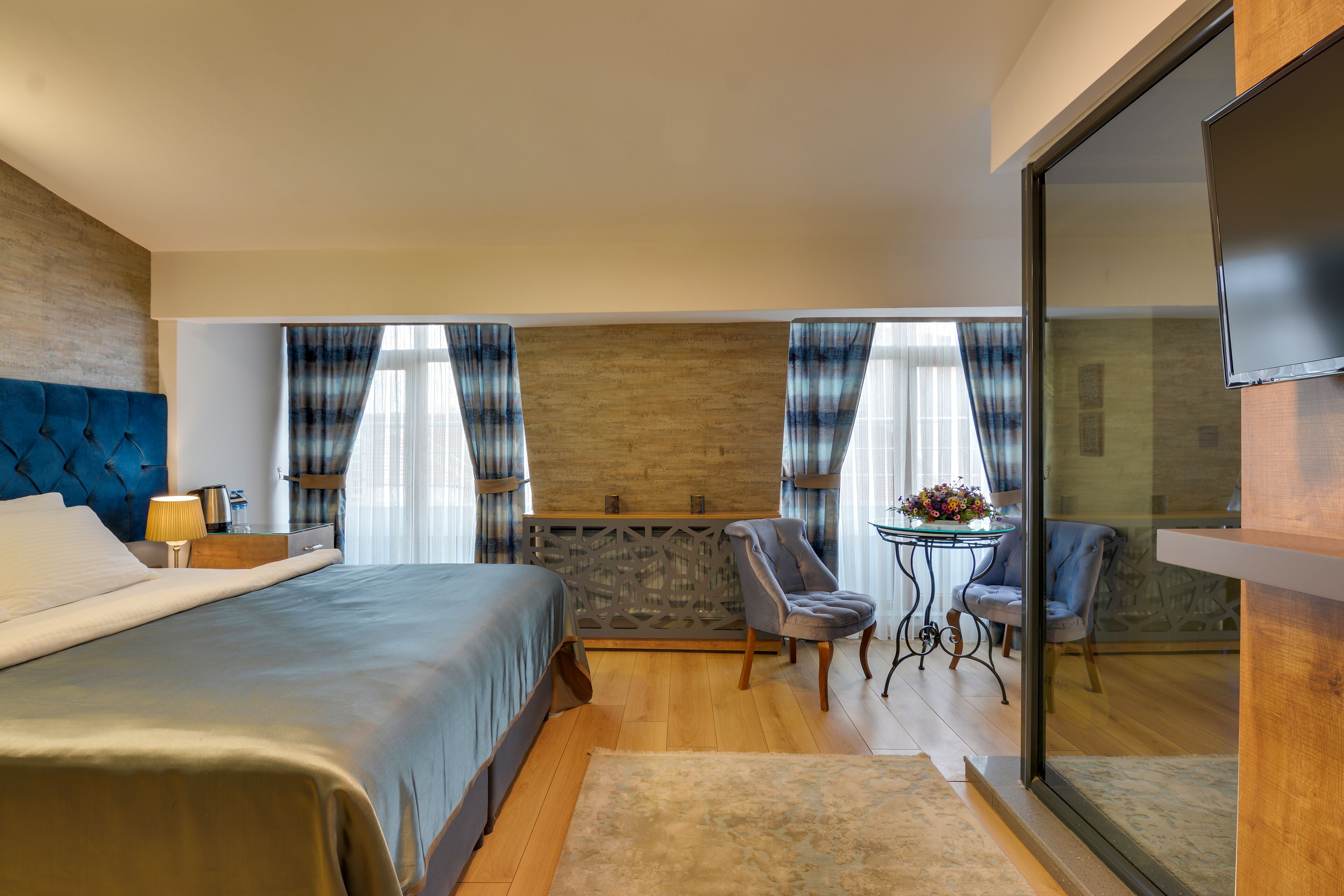 executive room | minibar, in-room safe, laptop workspace, blackout curtains