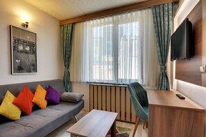 Suit Room | Área de sala de estar | Televisión LCD 