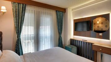 Suit Room | Minibar, in-room safe, laptop workspace, blackout curtains