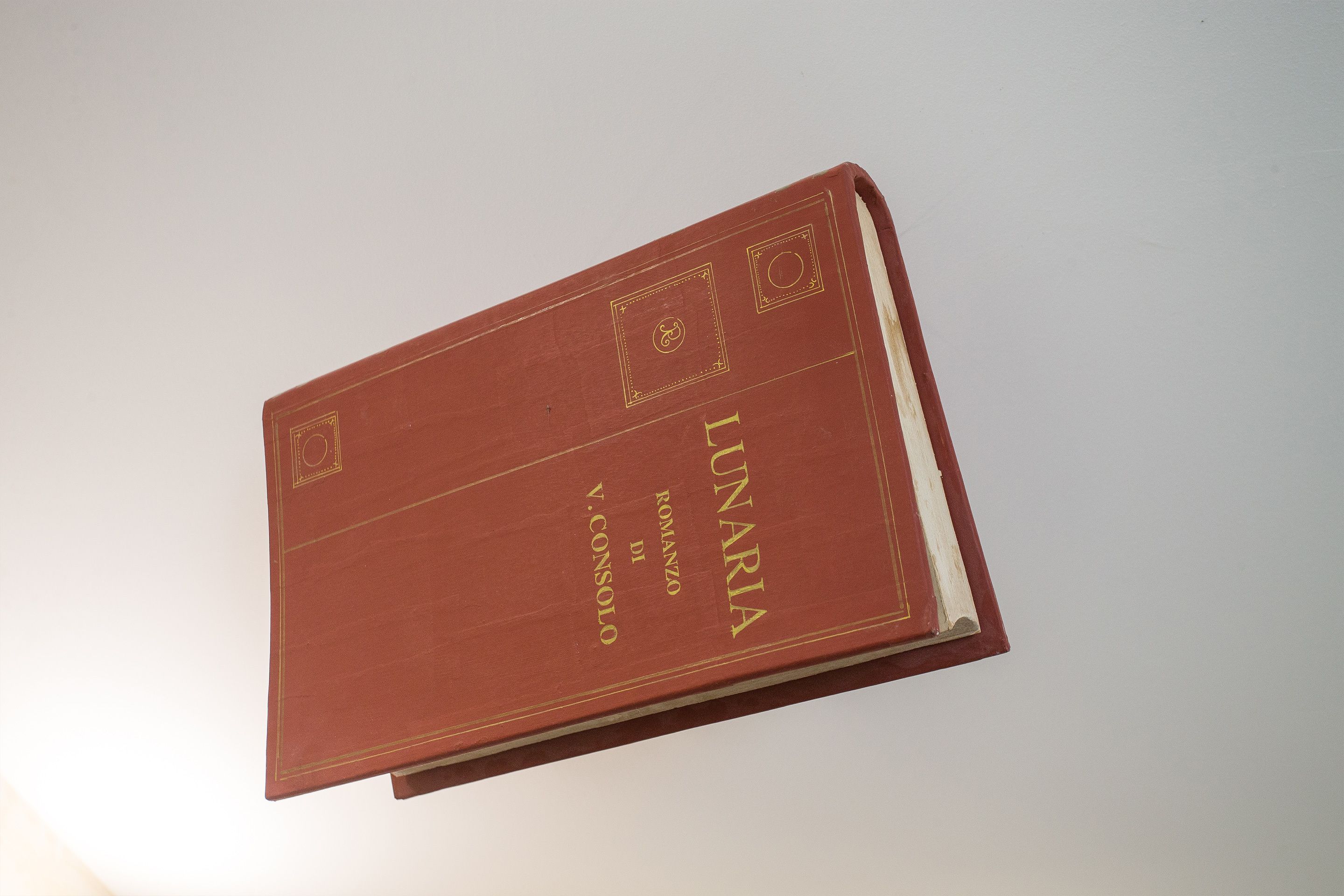Un libro titulado "Lunaria" de V. Consolo.