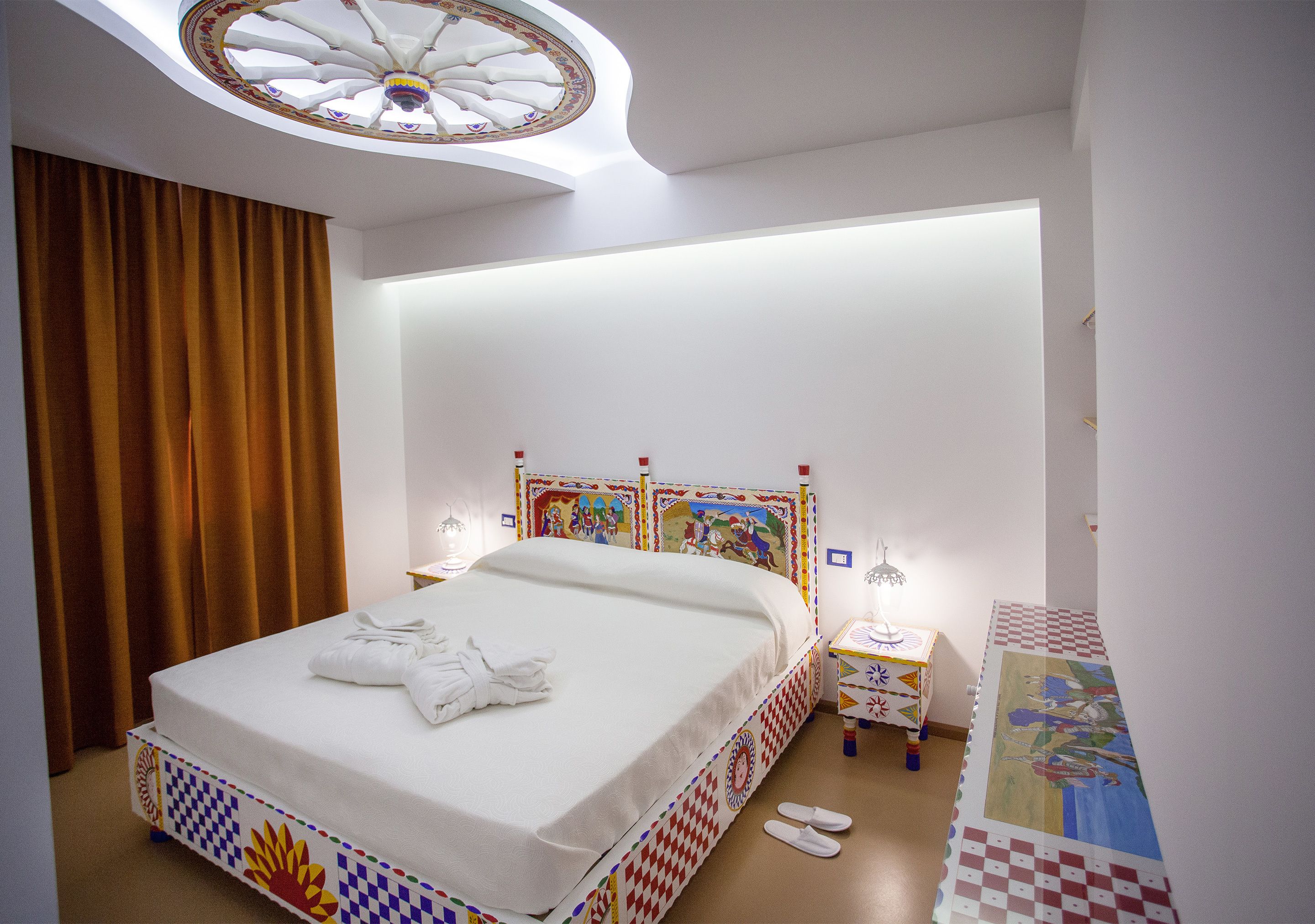 浪漫双人房 | 高档床上用品、迷你吧、客房内保险箱、特色家居