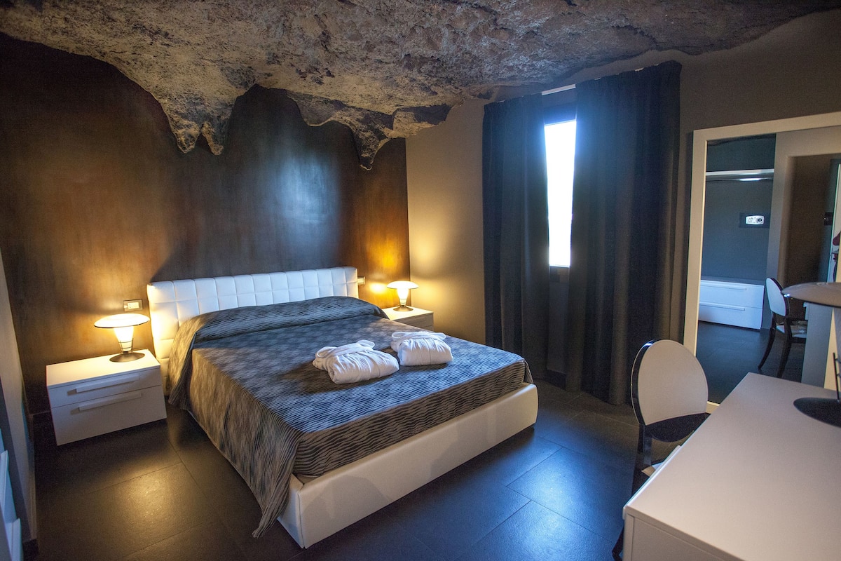 Romantische tweepersoonskamer | Luxe beddengoed, een minibar, een kluis op de kamer, een bureau