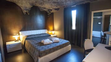 Quarto casal romântico | Roupas de cama premium, frigobar, cofres nos quartos