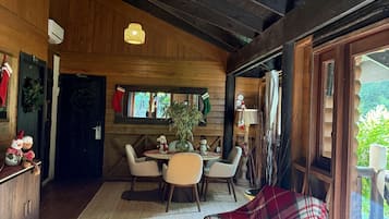 Family Cabin | Living area