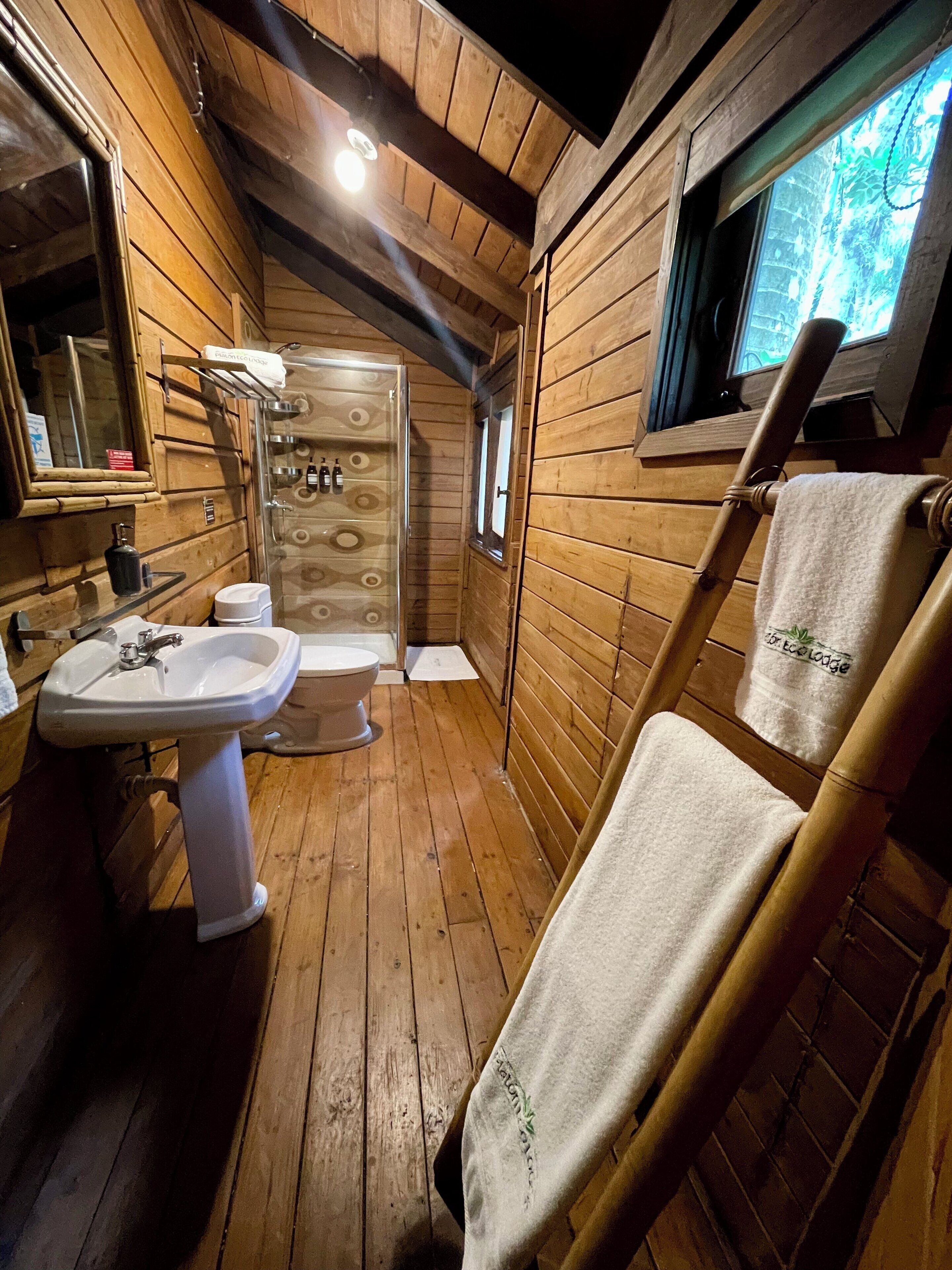 deluxe tree house | bathroom | shower, free toiletries, towels
