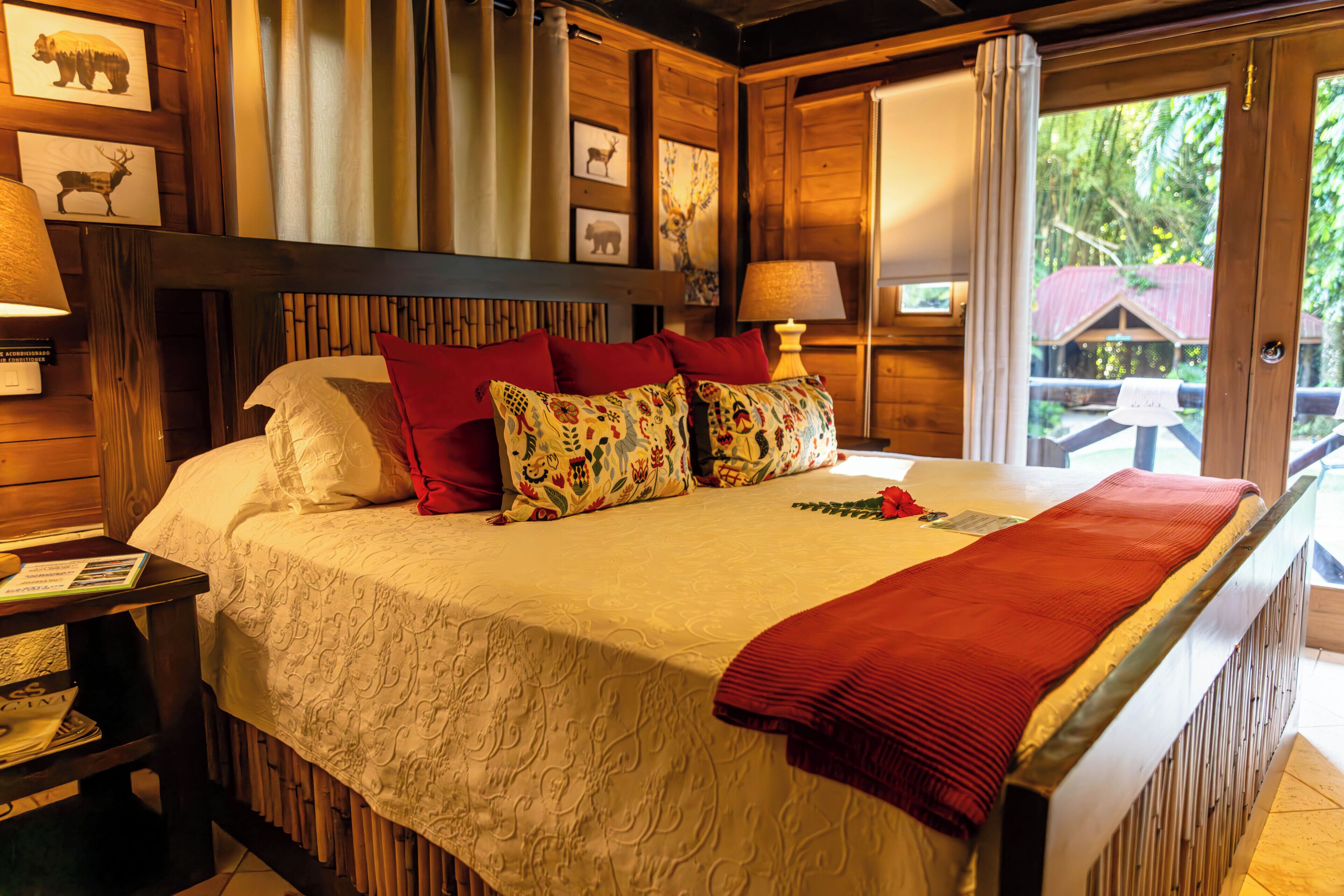 Decoración personalizada, muebles diferentes y ropa de cama 