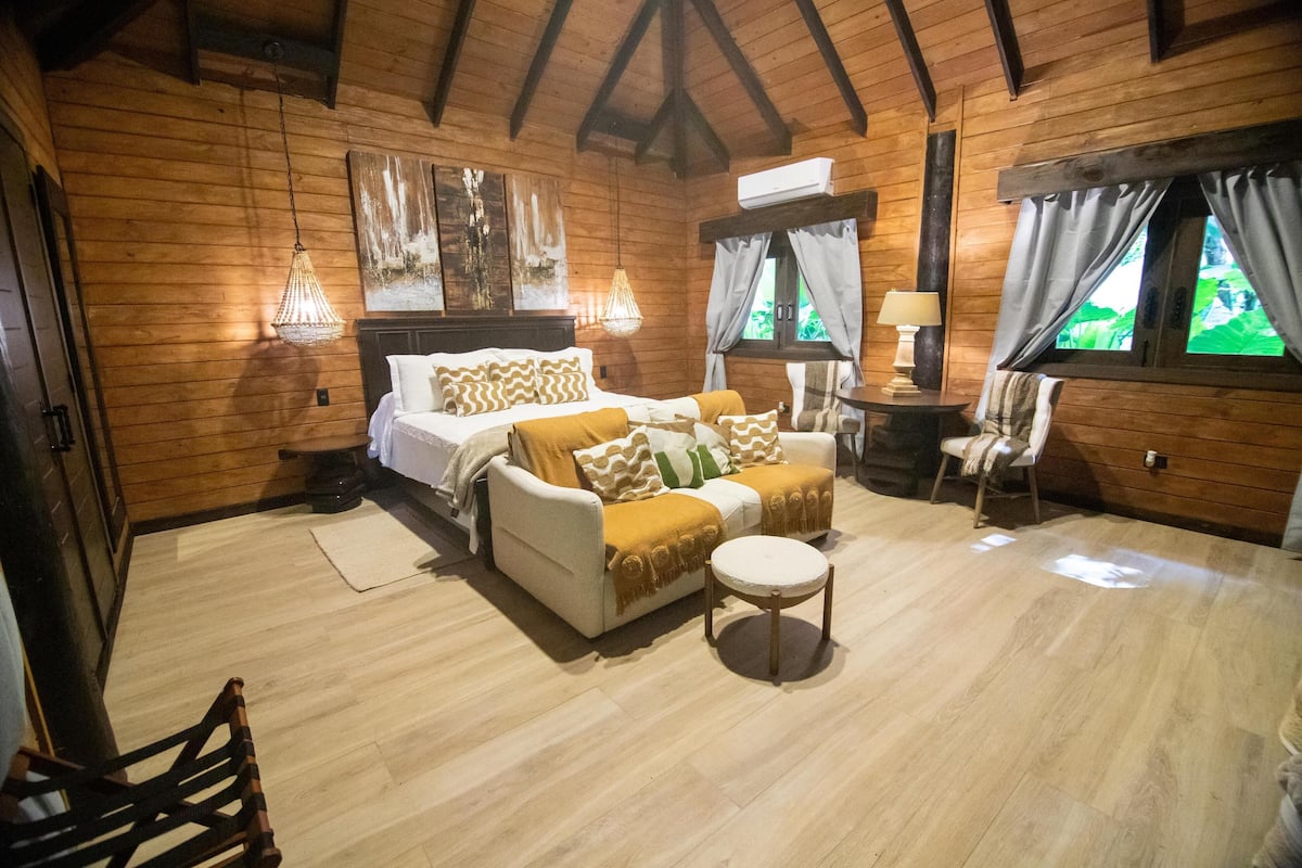 Decoración personalizada, muebles diferentes y ropa de cama 
