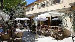 Outdoor dining - Le Mont Barral (Treschenu-Creyers)