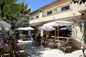 Cocina regional con mesas al aire libre 