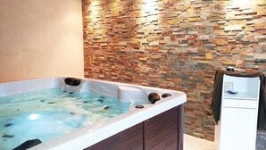 Indoor spa tub - Le Mont Barral (Treschenu-Creyers)