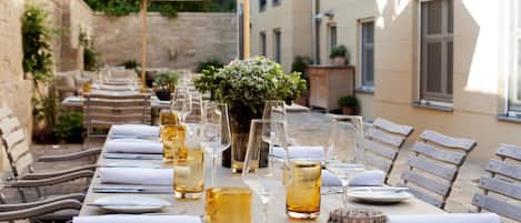 Déjeuner, dßner et souper servis sur place; cuisine locale
