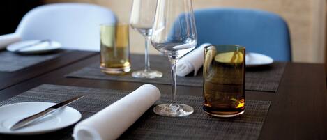 Petit déjeuner et déjeuner servis sur place, spécialités Cuisine locale