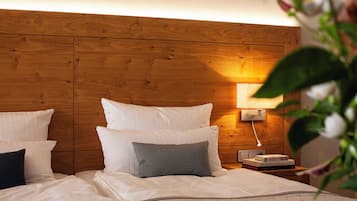 Phòng đôi Deluxe | Bộ đồ giường cao cấp, chăn bông, két bảo mật tại phòng, bàn
