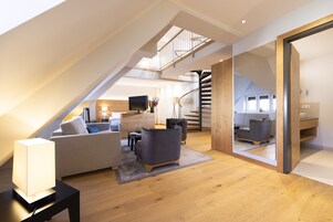 Duplex | Premium bedding, down comforters, in-room safe, desk