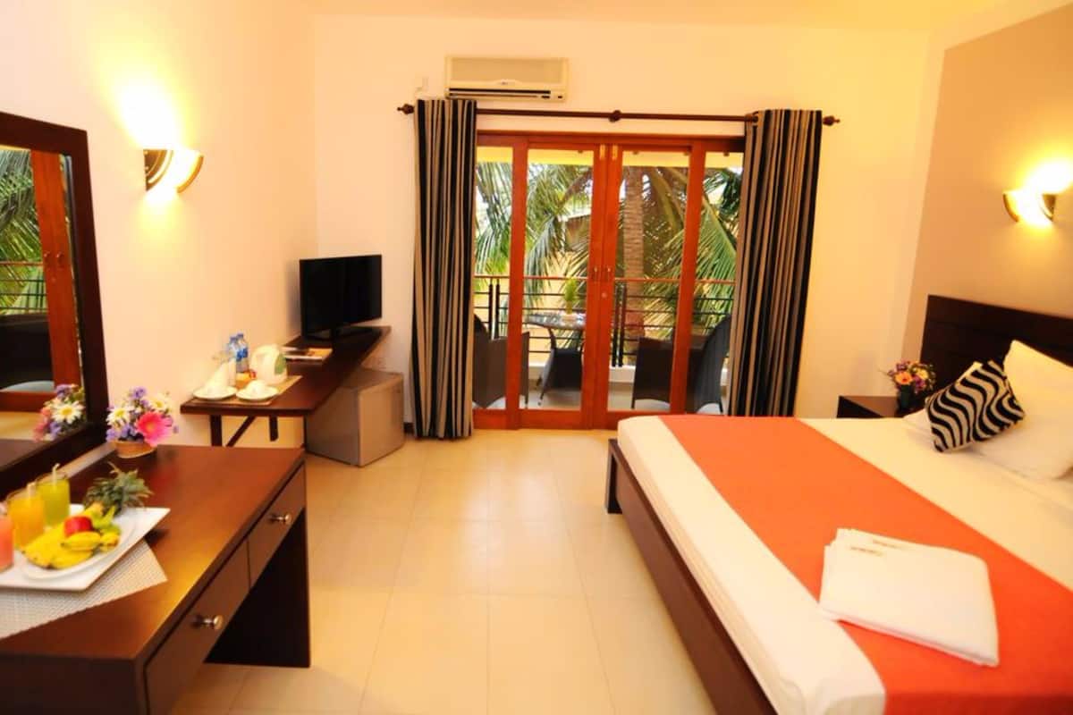 Deluxe Double Room, 1 Queen Bed, Private Bathroom, Garden View