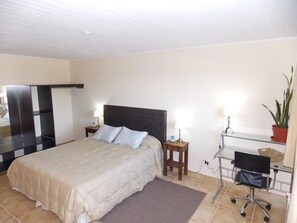 Zimmersafe, Schreibtisch, schallisolierte Zimmer, Bügeleisen/Bügelbrett