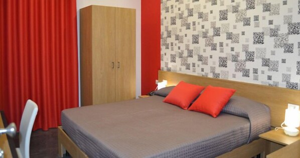 双人房或双床房 | 客房内保险箱、办公桌、隔音、婴儿床