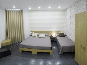 客房内保险箱、办公桌、隔音、婴儿床