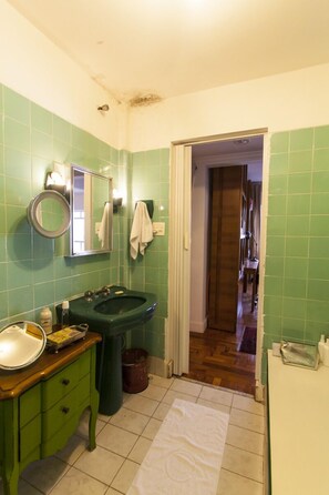 Appartamento | Bagno | Doccia, set di cortesia gratuito, asciugacapelli, asciugamani
