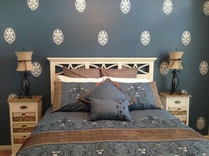 Superior Double Room, 1 Queen Bed, Accessible, Private Bathroom | 1 bedroom, premium bedding, soundproofing, iron/ironing board