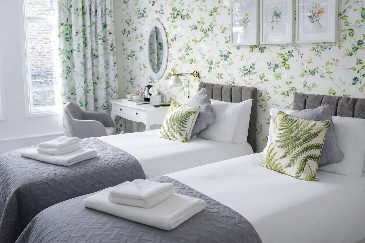 Habitación con 2 camas individuales, baño privado | 1 dormitorio