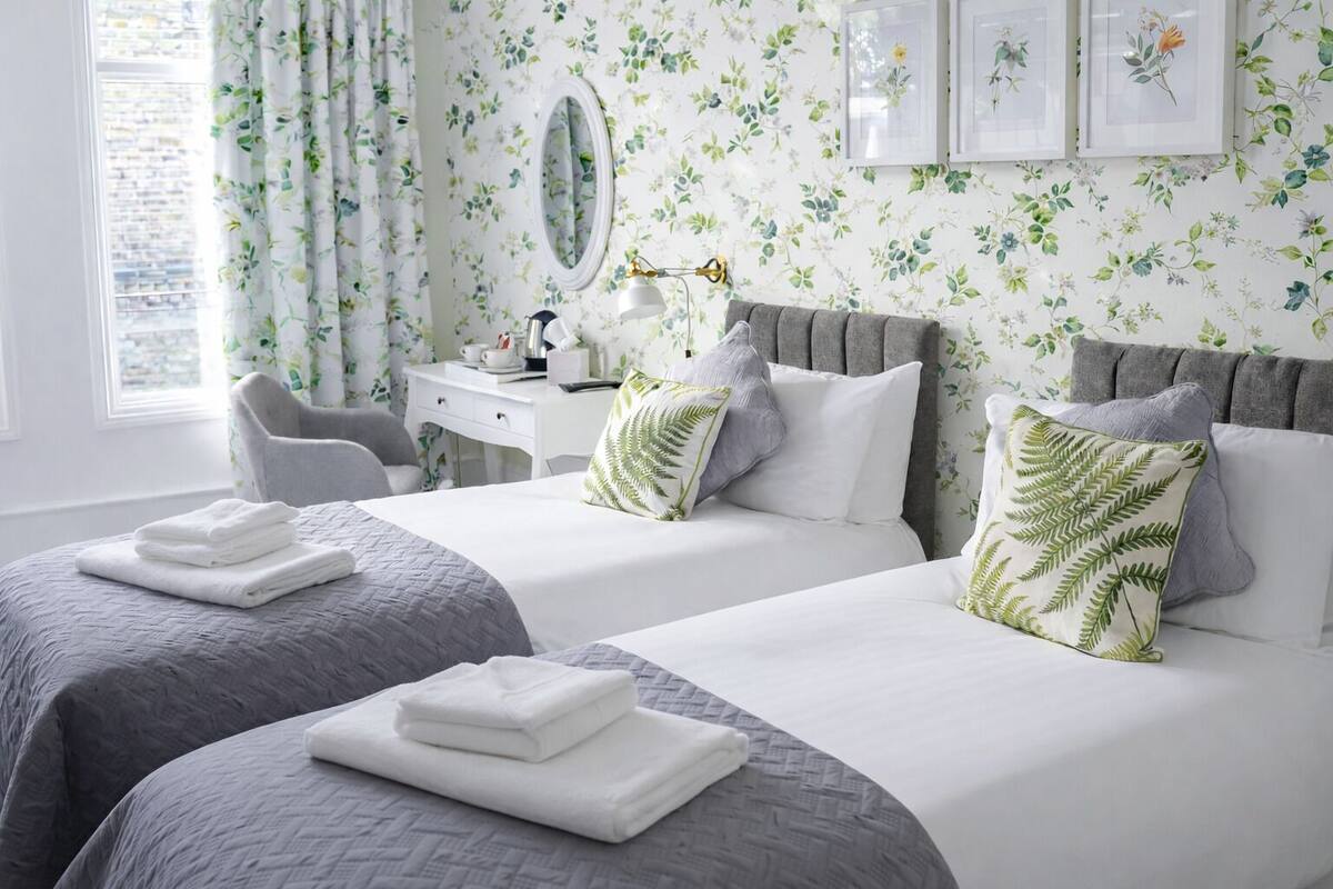 Habitación con 2 camas individuales, baño privado | 1 dormitorio