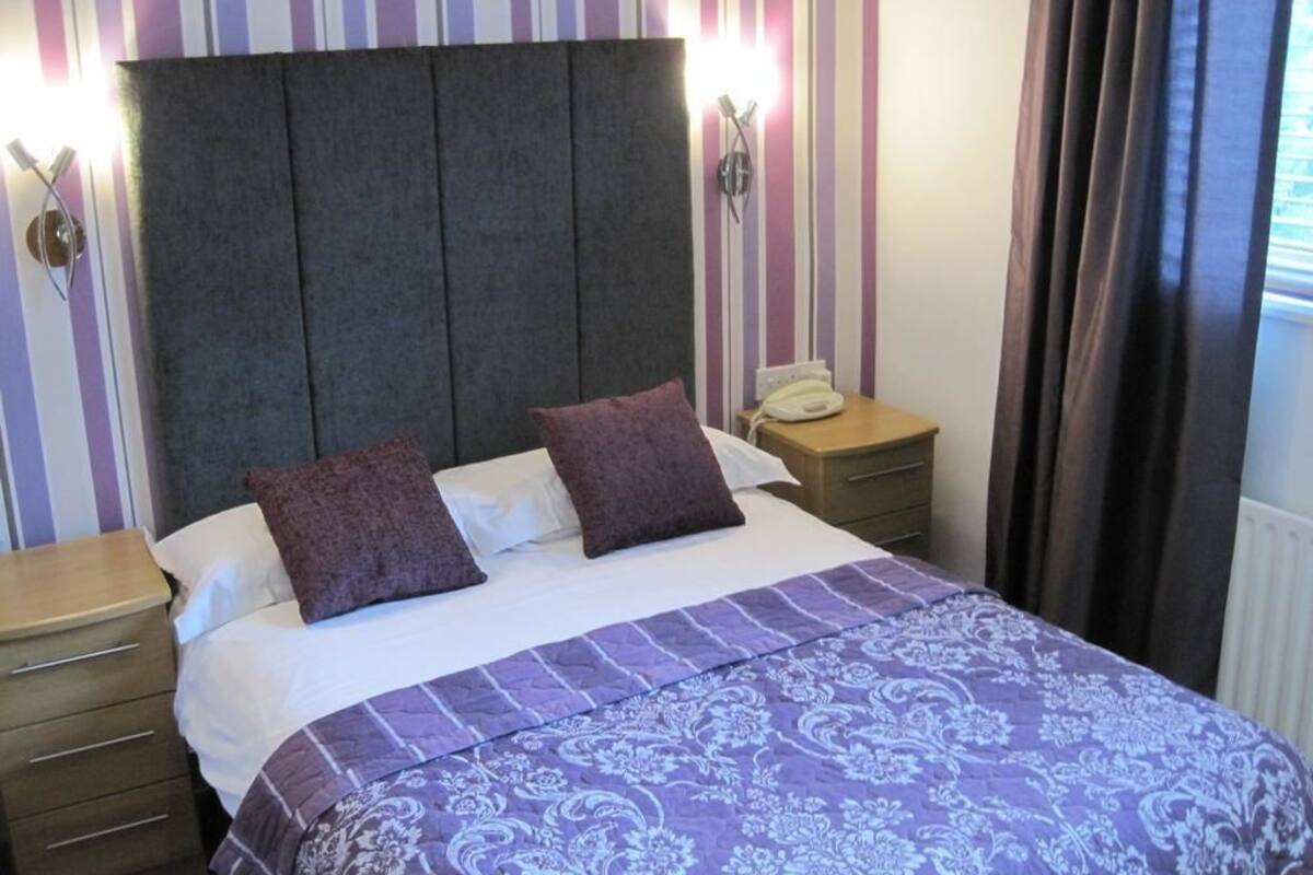 Stuga - 3 sovrum - 2 badrum (2 doubles + 1 bunk bed) | Värdeförvaringsskåp på rummet och gratis wi-fi