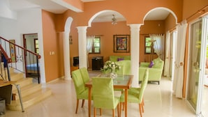 Four Bedroom House | Aire de séjour | Téléviseur à écran plat