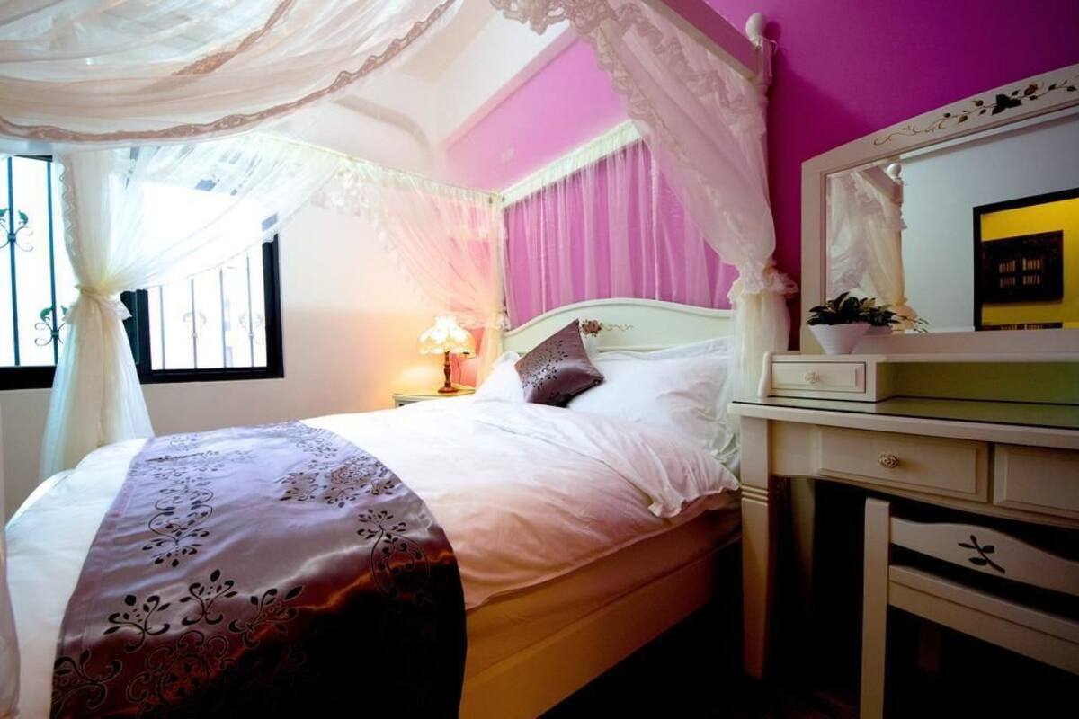 Premium bedding, desk, blackout curtains, free WiFi