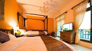 Habitación cuádruple (Cosmos) | Ropa de cama de alta calidad, escritorio, cortinas opacas y wifi gratis