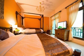 Vierbettzimmer (Cosmos) | Hochwertige Bettwaren, individuell dekoriert, Schreibtisch