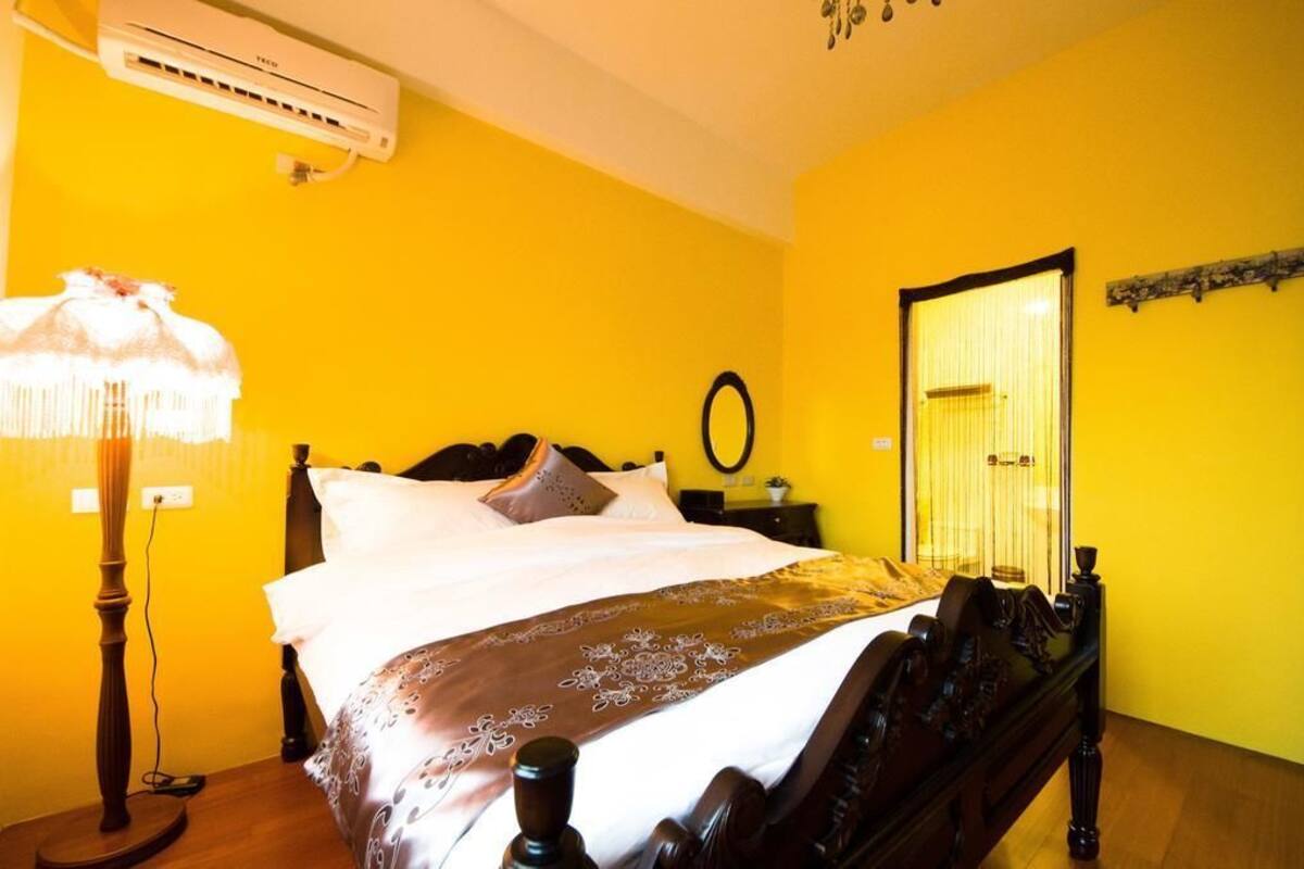 Premium bedding, desk, blackout curtains, free WiFi