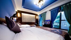 Ropa de cama de alta calidad, escritorio, cortinas opacas y wifi gratis