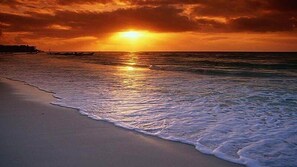 Accommodatie ligt op het strand, wit zand
