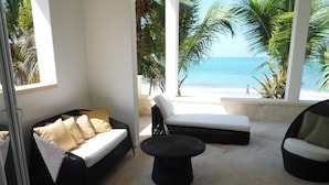 Three Bedroom Apartment, Beachfront | Área de sala de estar | Televisión de pantalla plana 