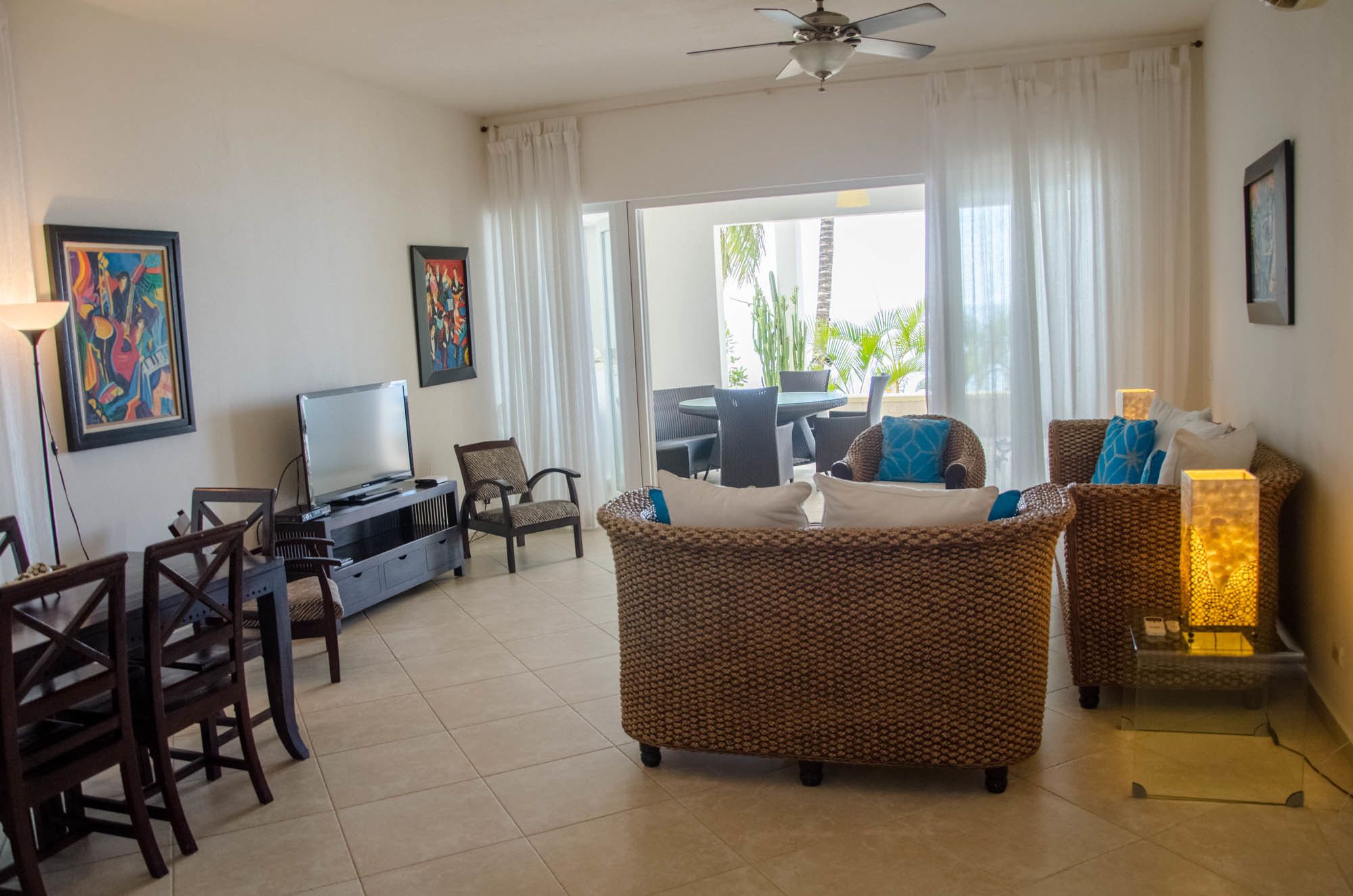 Three Bedroom Apartment, Beachfront | Coin séjour | Télévision à écran plat