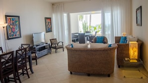 Three Bedroom Apartment, Beachfront | Área de sala de estar | Televisión de pantalla plana 