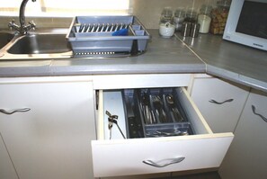 Comfort Cottage, 1 Bedroom (Drafstap Cottage) | Private kitchenette | Fridge, microwave, oven, stovetop - Drafstap Cottage (Cape Town)