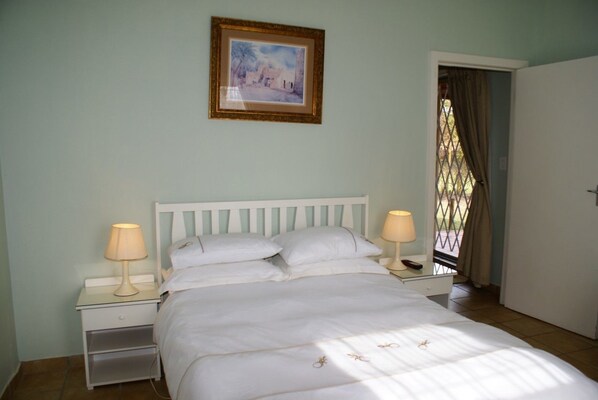 Comfort Cottage, 1 Bedroom (Drafstap Cottage) | 1 bedroom, iron/ironing board - Drafstap Cottage (Cape Town)