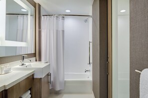 Ilmaiset hygieniatuotteet, hiustenkuivaaja, pyyhkeet