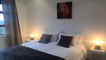 Chambre Double Deluxe (African Crags 2) | 2 chambres, literie de qualité supérieure, matelas mémoire de forme