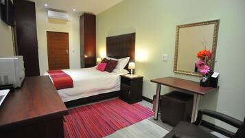 14 bilik tidur, peti besi dalam bilik, dihias secara berasingan