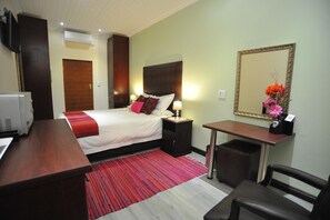 14 bedrooms, in-room safe, individually decorated - Sunset Manor Guest House (Potchefstroom)