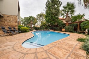 Outdoor pool - Sunset Manor Guest House (Potchefstroom)