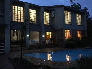 Outdoor pool - Sunset Manor Guest House (Potchefstroom)