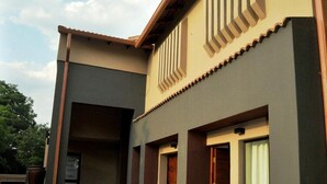 Un edificio con un área de entrada con baldosas y un diseño arquitectónico moderno.