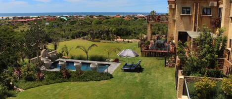 Utendørsbasseng, bassengparasoller og solsenger